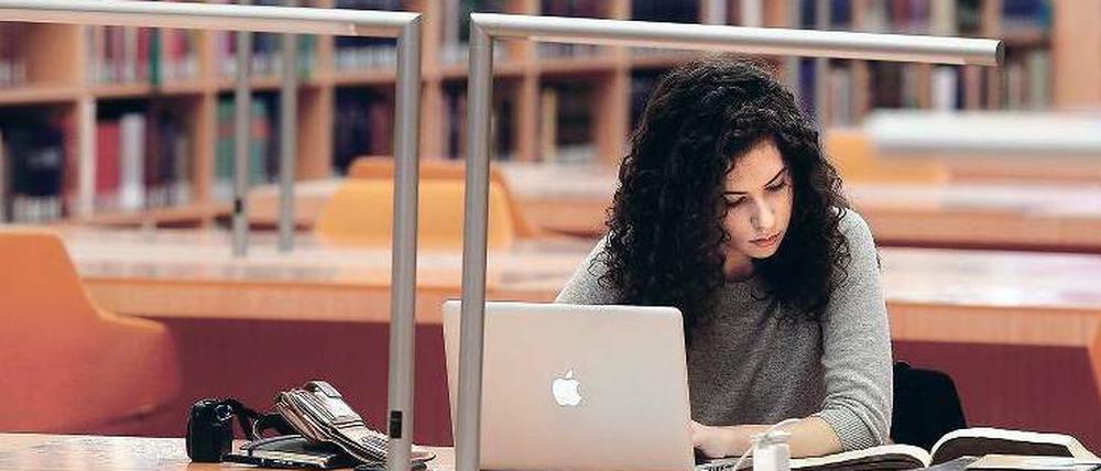Forscherin in der Berliner Staatsbibliothek