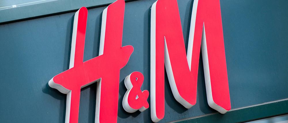 Die schwedische Modekette Hennes & Mauritz will künftig mehr Schuhe verkaufen als bisher.