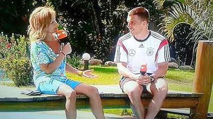 Kühle Füße, flammendes Herz: Moderatorin Katrin Müller-Hohenstein mit Lieblingsspieler Lukas Podolski.