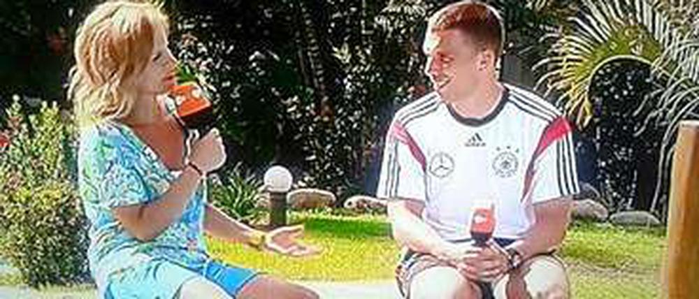 Kühle Füße, flammendes Herz: Moderatorin Katrin Müller-Hohenstein mit Lieblingsspieler Lukas Podolski.