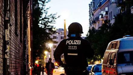 Polizist in der Rigaer Straße in Friedrichshain am Sonntagabend. 