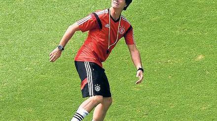 Griff in die Trickkiste. Joachim Löw überrascht in Brasilien.