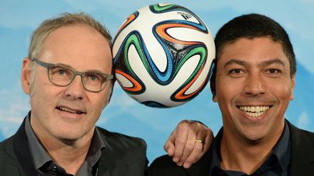 Der ARD-Moderator Reinhold Beckmann (l) und der ARD-Brasilien-Experte Giovane Elber.