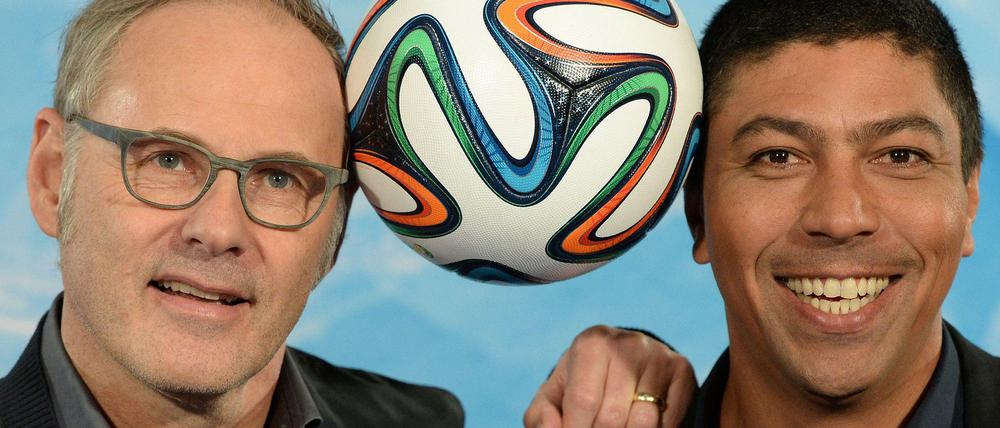 Der ARD-Moderator Reinhold Beckmann (l) und der ARD-Brasilien-Experte Giovane Elber.