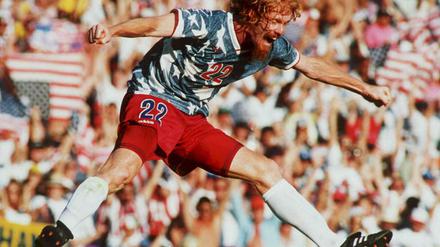 So isser, der Amerikaner: ein Showman - wie Alexi Lalas, local hero der Fußball-WM 1994 in den USA, die vor 20 Jahren den "Soccer" in den Vereinigten Staaten populär machen sollte.