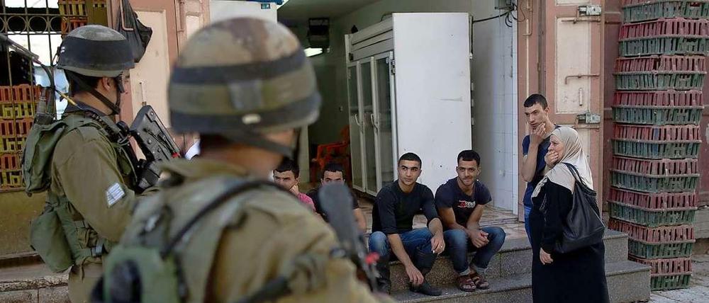 Soldaten suchen nach den verschwundenen Teenagern.