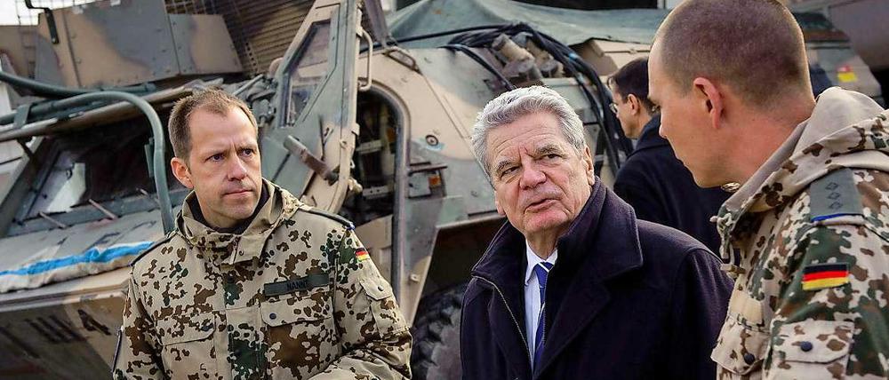 Bundespräsident Joachim Gauck bei einem Truppenbesuch in Afghanistan. 