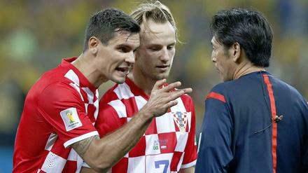 Die Kroaten Dejan Lovren (l.) und Ivan Rakitic im Gespräch mit Schiedsrichter Yuichi Nishimura.