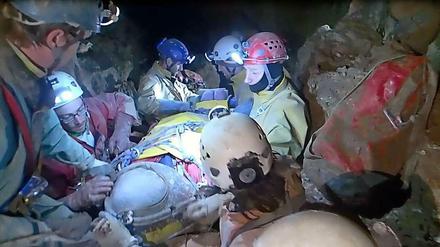 Der Trupp mit dem verletzten Höhlenforscher Johann Westhauser in der Riesending-Schachthöhle bei Berchtesgaden.