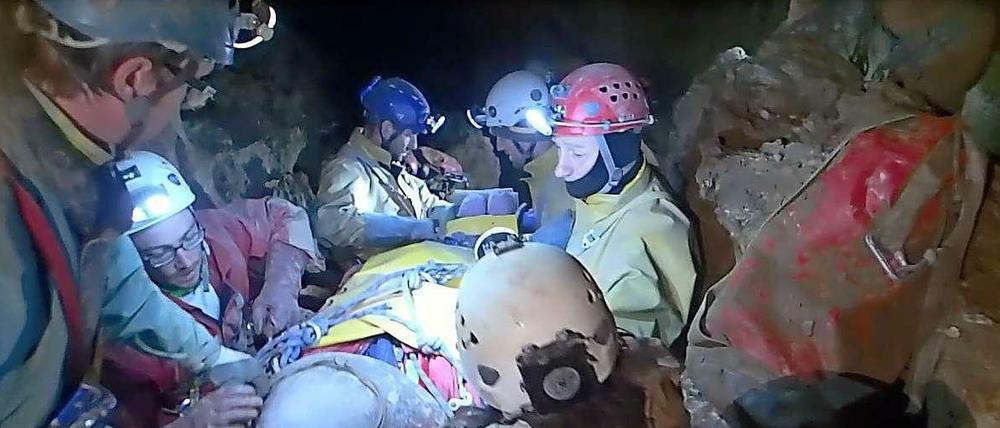 Der Trupp mit dem verletzten Höhlenforscher Johann Westhauser in der Riesending-Schachthöhle bei Berchtesgaden.