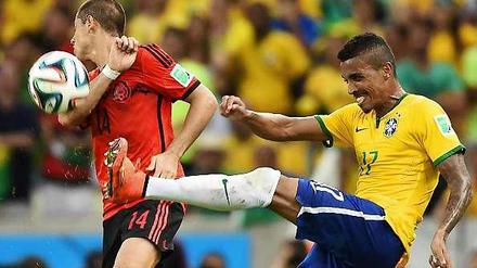 Brasiliens Luiz Gustavo (r.) im Zweikampf mit dem Mexikaner Javier Hernandez. 