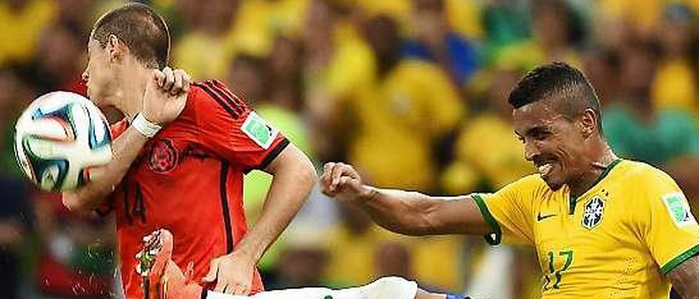 Brasiliens Luiz Gustavo (r.) im Zweikampf mit dem Mexikaner Javier Hernandez.