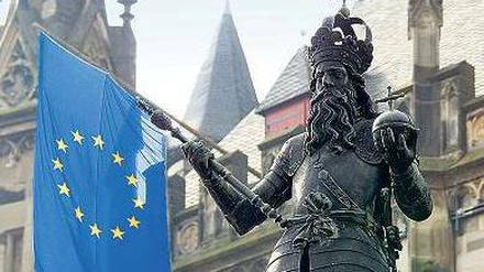 Ein Monarch der Superlative. Über vier Jahrzehnte lang regierte Karl sein Frankenreich. Eine Statue vor dem Aachener Rathaus erinnert an den großen König.