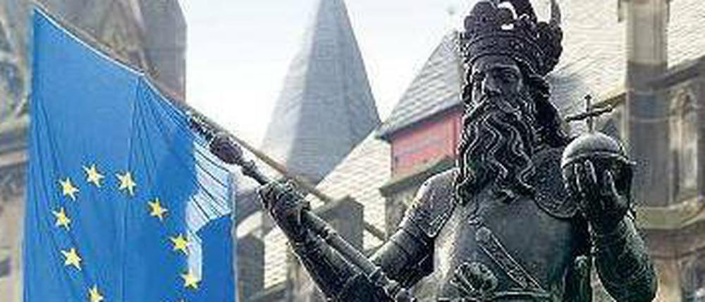 Ein Monarch der Superlative. Über vier Jahrzehnte lang regierte Karl sein Frankenreich. Eine Statue vor dem Aachener Rathaus erinnert an den großen König.