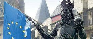 Ein Monarch der Superlative. Über vier Jahrzehnte lang regierte Karl sein Frankenreich. Eine Statue vor dem Aachener Rathaus erinnert an den großen König.