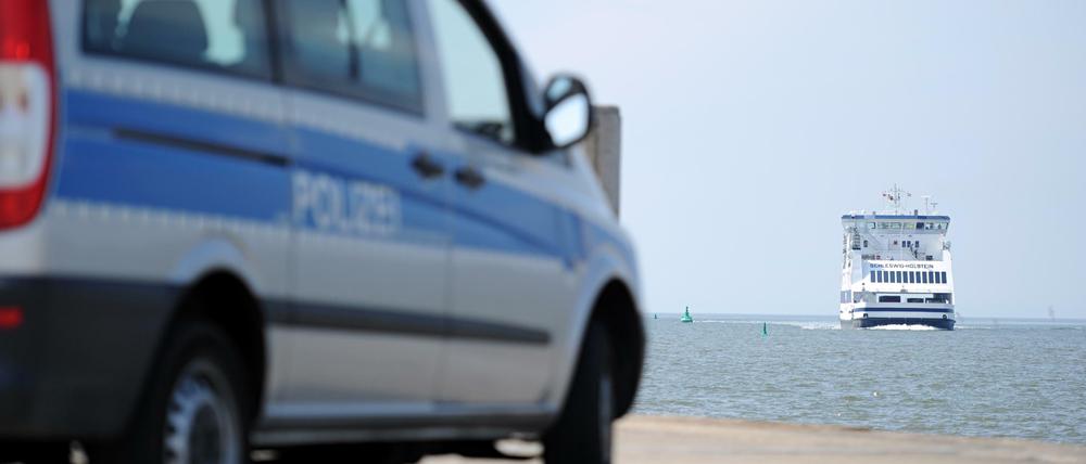 Polizisten rätseln, wie die Frau auf die Nordsee-Insel kam.