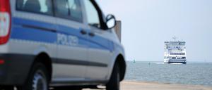 Polizisten rätseln, wie die Frau auf die Nordsee-Insel kam.