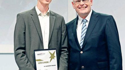 Gewinner. Saverio Nobbe (li.) neben einem Wettbewerbssponsor. 