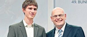 Gewinner. Saverio Nobbe (li.) neben einem Wettbewerbssponsor. 