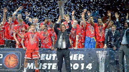 Wir sind die Größten. Trainer Svetislav Pesic mit der Trophäe.