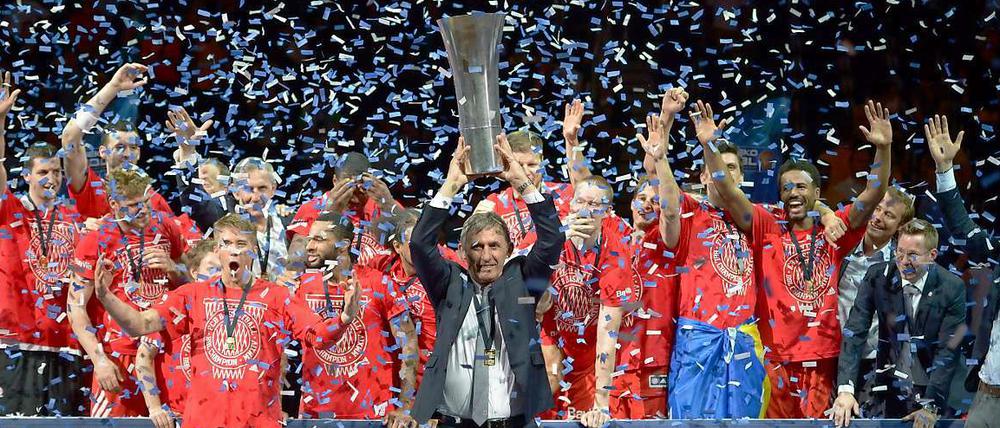 Wir sind die Größten. Trainer Svetislav Pesic mit der Trophäe.