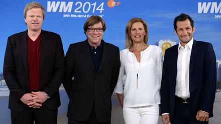 Das Team des ZDF. Katrin Müller-Hohenstein posiert mit Oliver Kahn, Béla Réthy und Hasan Salihamidzic.