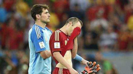 Spaniens Torwart und Kapitän Iker Casillas und Mittelfeldspieler Andres Iniesta nach der Niederlage gegen Chile.