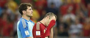 Spaniens Torwart und Kapitän Iker Casillas und Mittelfeldspieler Andres Iniesta nach der Niederlage gegen Chile.