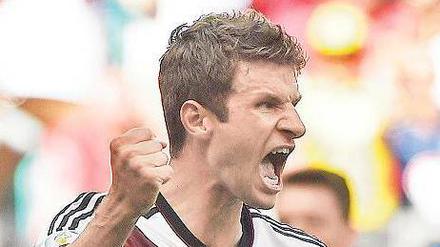 Herz und Seele der Mannschaft. Thomas Müller ist auch von sich selbst beeindruckt. 