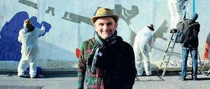 Grand Daddy der Street-Art-Scene: Jim Avignon hat kürzlich and er East Side Gallery eine frühere, kurz nach der Wende entstandene Version seines Bildes gemeinsam mit 20 Helfern übermalt und dabei aktualisiert. 
