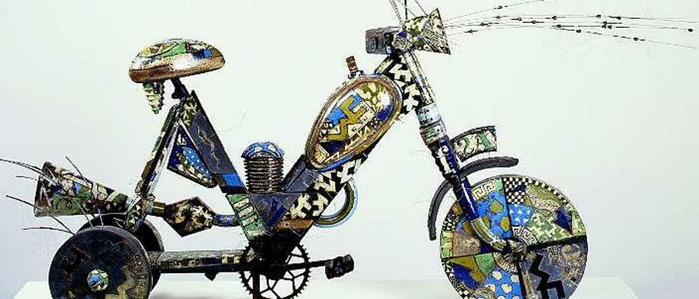 Ein Motorrad aus Keramik. Judith Püschels Moped "Herzschrittmacher" aus dem Jahr 1993. 