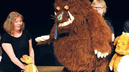 Klassiker am Winterfeldtplatz. Eins der Erfolgsstücke des Puppen- und Figurentheaters ist „Der Grüffelo“, nach dem gleichnamigen Kinderbuch. Links im Bild Barbara Kilian, die das Theater gemeinsam mit Siegfried Heinzmann 1981 gegründet hat. 