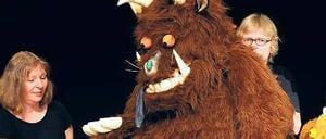Klassiker am Winterfeldtplatz. Eins der Erfolgsstücke des Puppen- und Figurentheaters ist „Der Grüffelo“, nach dem gleichnamigen Kinderbuch. Links im Bild Barbara Kilian, die das Theater gemeinsam mit Siegfried Heinzmann 1981 gegründet hat. 