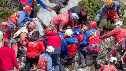 Rettungskräfte tragen den verletzten Höhlenforscher Johann Westhauser ins Freie. Die Bergung dauerte mehrere Tage.