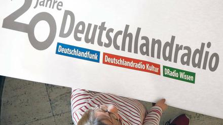 Seit 20 Jahren. Deutschlandfunk und Deutschlandradio Kultur werden bundesweit ausgestrahlt. DRadio Wissen ist über Digitalradio und Internet zu empfangen. Foto: dpa