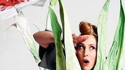 Blumen umarmen. Die Gewächse von Julia Lipinsky sind riesengroß. 