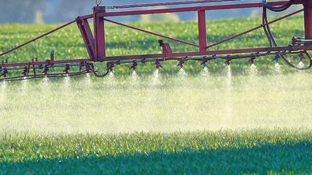 Vom Acker ins Wasser. Pflanzenschutzmittel verhelfen der Landwirtschaft zu höheren Erträgen. In Flüssen und Seen richten sie aber Schaden an. 