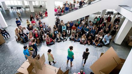Musik, Theater, Tanz. Beim Fest am Kulturforum trafen sich die Künste, wie hier bei der Theateraufführung "Forever Young" im Foyer der Gemäldegalerie.