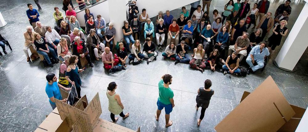 Musik, Theater, Tanz. Beim Fest am Kulturforum trafen sich die Künste, wie hier bei der Theateraufführung "Forever Young" im Foyer der Gemäldegalerie.