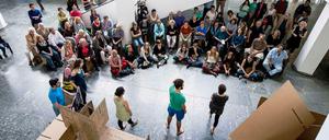 Musik, Theater, Tanz. Beim Fest am Kulturforum trafen sich die Künste, wie hier bei der Theateraufführung "Forever Young" im Foyer der Gemäldegalerie.