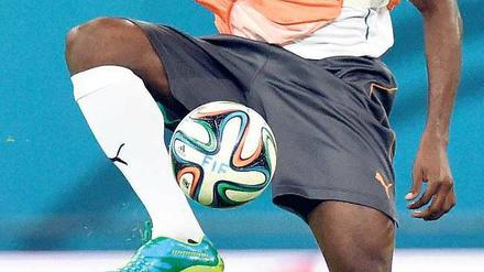 Kolo, stopp! Kolo Touré weiß nicht nur, wie man mit dem Ball umgeht. 