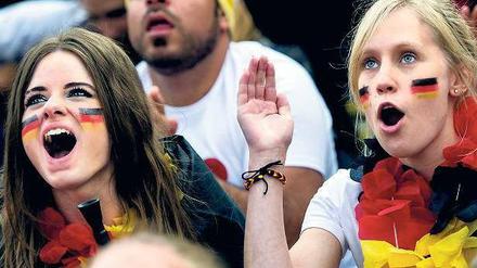 Beim Public Viewing jubeln alle zur selben Zeit.
