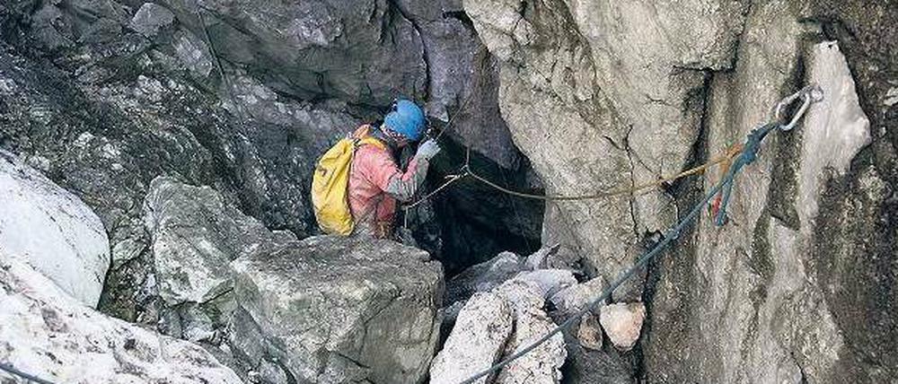 Ein Höhlenretter seilt sich in rund 1800 Metern Höhe am Eingang der Riesending-Schachthöhle am Untersberg in Bayern ab.