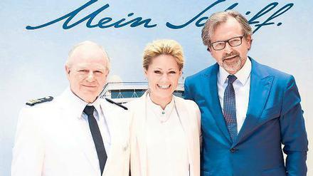 Taufe. Kapitän Holm (l.), Patin Helene Fischer und CEO Vogel