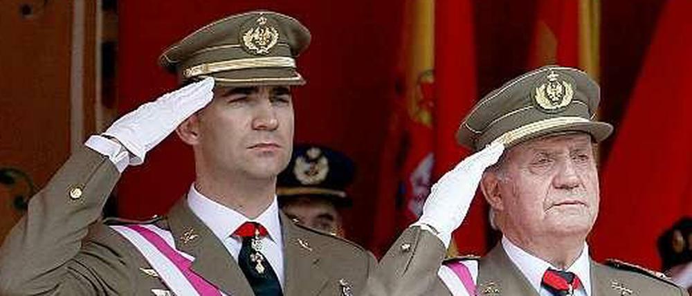 Seit Donnerstag ist Felipe (l.) Spaniens neuer König. Er beerbt seinen Vater Juan Carlos (r.), der wegen einiger Skandale früher als geplant abdankte.