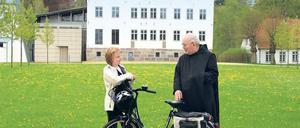 Grüß Gott! Am Benediktinerkloster Nütschau bei Bad Oldesloe verdient der Mönchsweg leibhaftig seine Bezeichnung: Begegnung mit Bruder Matthäus.