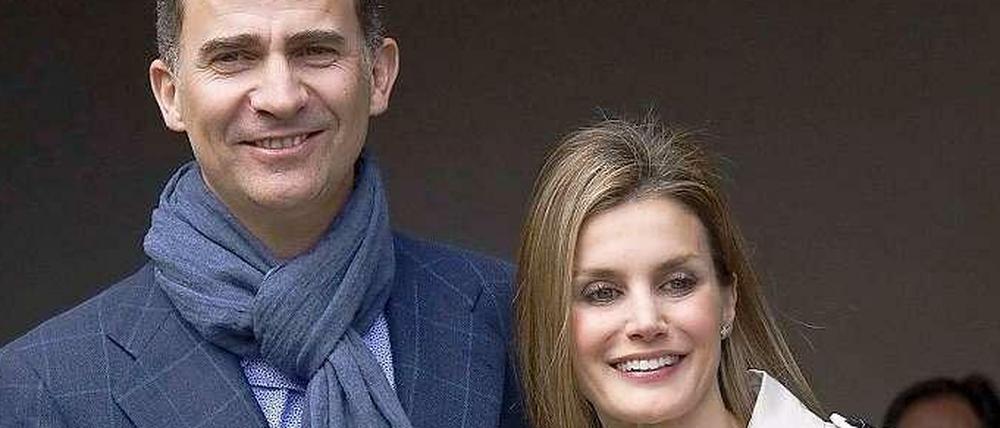 Im – relativ – kleinen Rahmen. Ausländischer Adel oder Staatsgäste sind nicht geladen. Im Königspalast werden aber 1000 Repräsentanten aus allen Teilen der Gesellschaft erwartet, um Felipe und seiner Frau Letizia zu gratulieren.