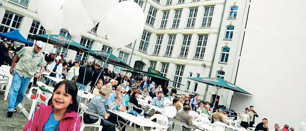 Hereinspaziert. Auf dem Hof des Tagesspiegel-Verlagshauses steigt beim Tag der offenen Tür nicht nur der Luftballon, sondern auch die Party. 