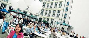 Hereinspaziert. Auf dem Hof des Tagesspiegel-Verlagshauses steigt beim Tag der offenen Tür nicht nur der Luftballon, sondern auch die Party. 