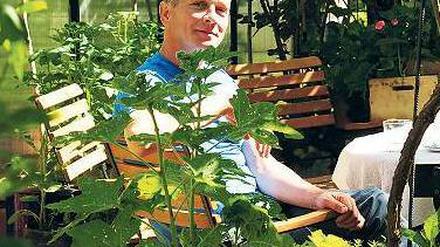 Päuschen im Grünen Paradies: Bernd Schumann in seinem Weißenseer Hofgarten. 
